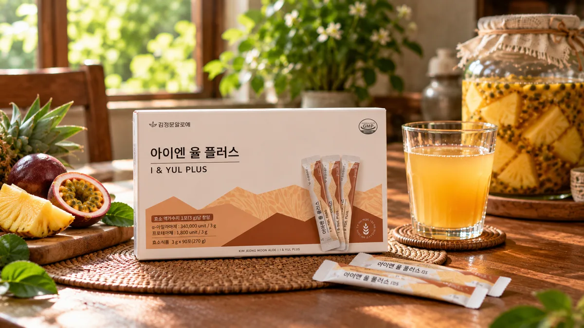 Hộp Enzyme I & Yul Plus với các gói nhỏ, phía sau là bình ủ hoa quả và ly nước