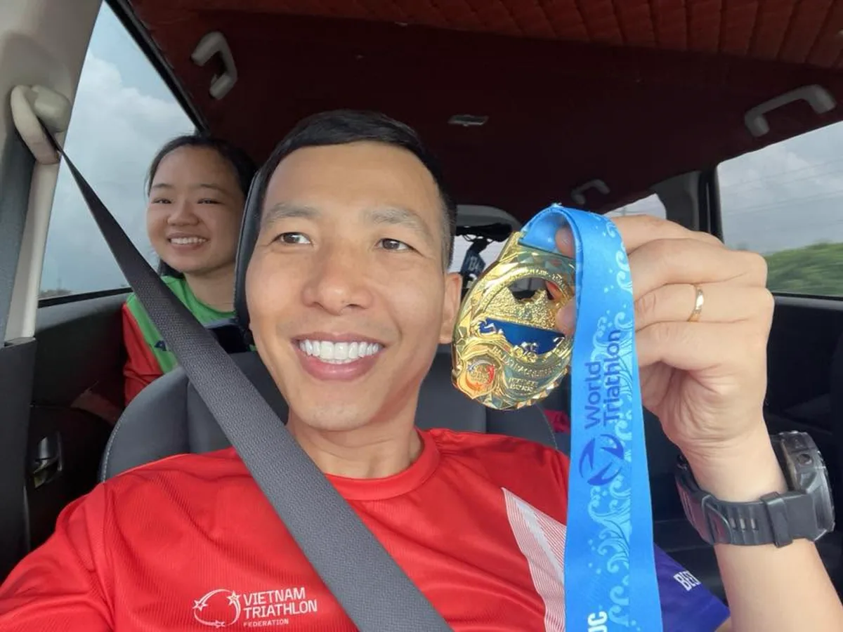 Lê Đăng Khương cầm huy chương World Triathlon sau giải Ironman 70.3 Đà Nẵng 2025
